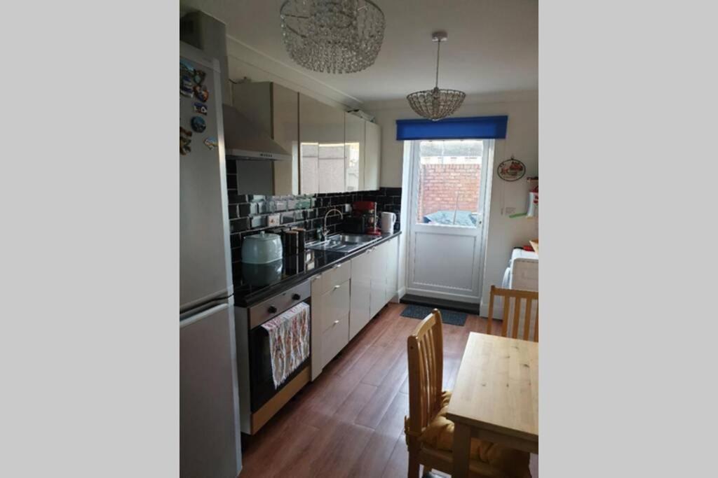 A Home Away From Home With A Big Welcome Erith Exteriör bild