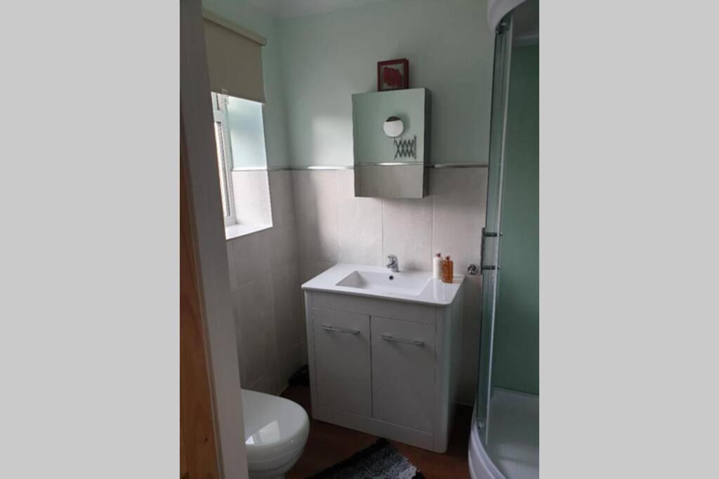 A Home Away From Home With A Big Welcome Erith Exteriör bild